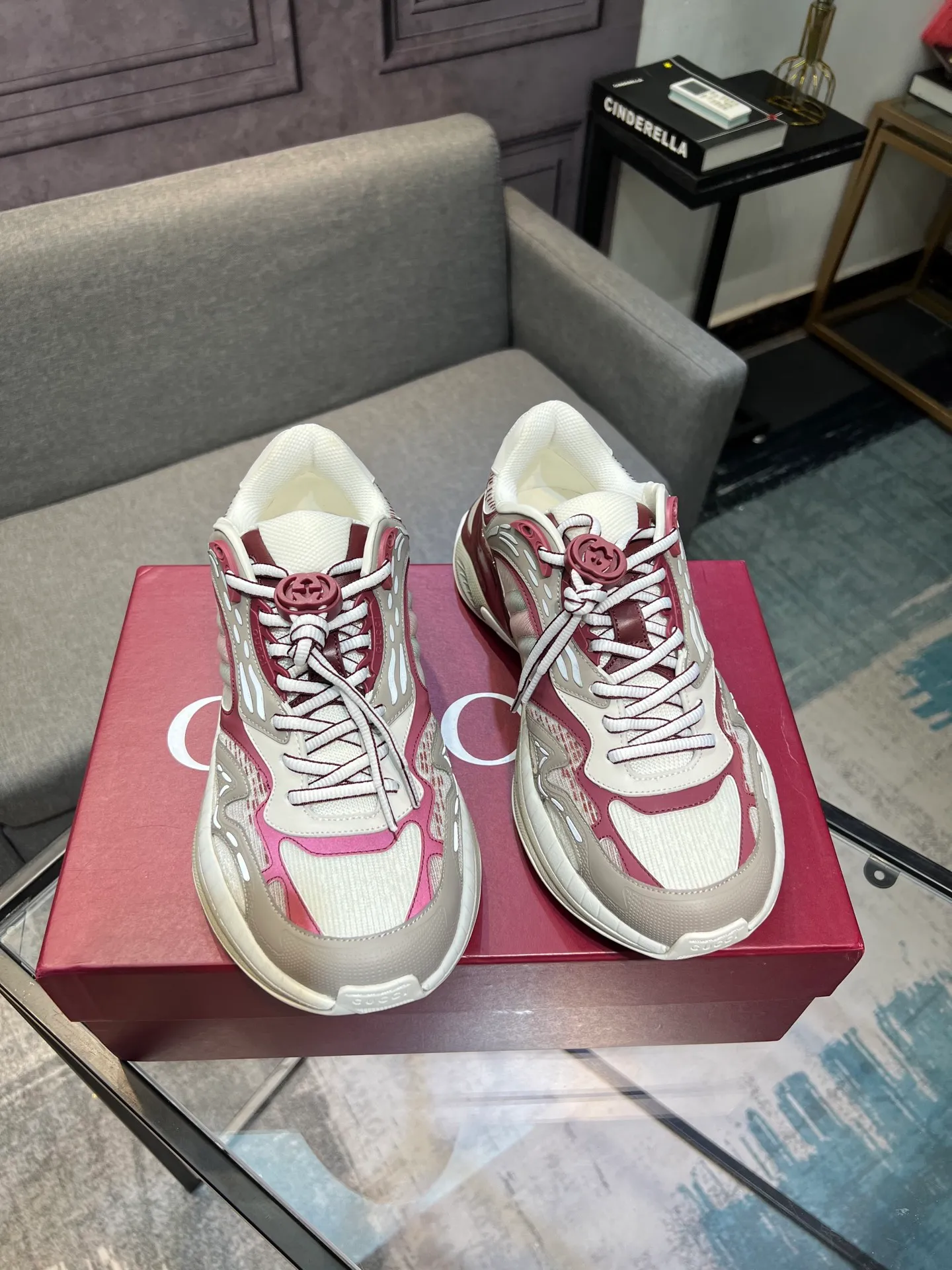 Men's Men's Shoes 💰900 Gucci Gucci 2.0 Sports Shoes Couple's Style Retro Casual Shoes Running Shoes Original Purchase, Development, Production Gucci 2.0 Sports Shoes reinterpret the brand's iconic striped webbing elements. This sneaker reinterprets the iconic details, using thick EVA soles with a smart silhouette, bringing a stable and comfortable wearing experience. Exquisite packaging at the delivery counter. Fabric: original imported cowhide + technical fabrics. Lining: original imported breathable mesh. Sole: original molded ultra-light foam rubber. Bottom thickness: 4CM. Size: 35-40 for women / 39-45 for men.